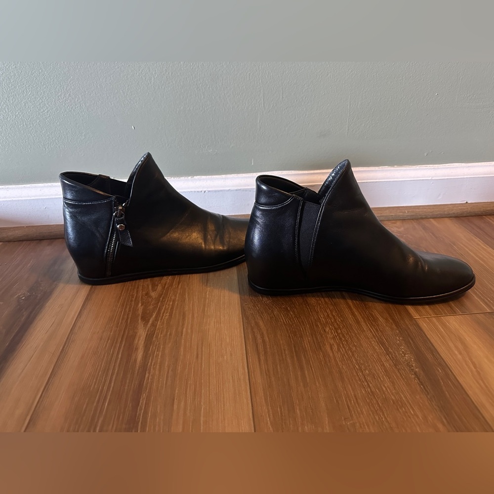 STUART WEITZMAN
Lowkey Leather Hidden Wedge Heel Boots size 8 black - Picture 9 of 15